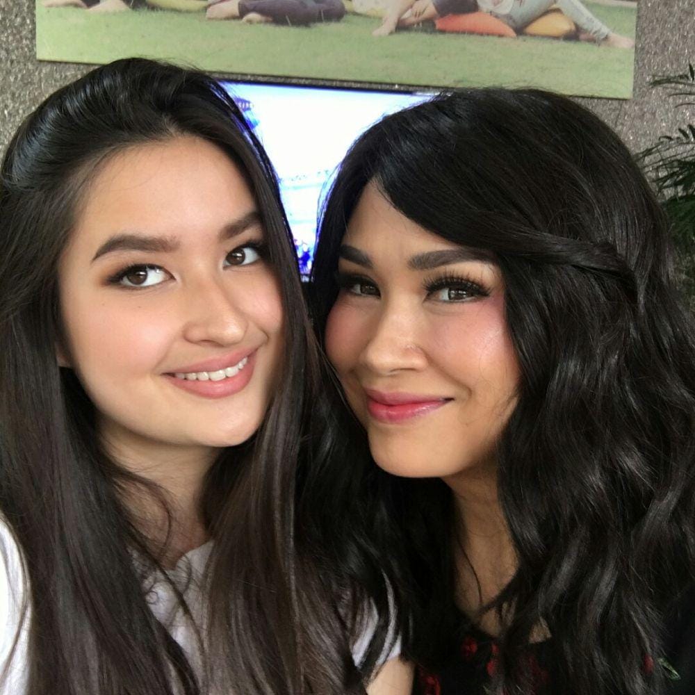 instagram.com/stephaniepoetri