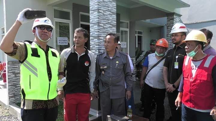 Bupati Banyumas menyorong aspal hotmix yang telah dicampur plastik saat uji coba di jalan Kedungwuluh Lor Panusupan, Jumat (27/12). Aspal ramah lingkungan ini lebih kuat dan menjadi solusi persoalan sampah di Banyumas. Humas Pemkab Banyumas