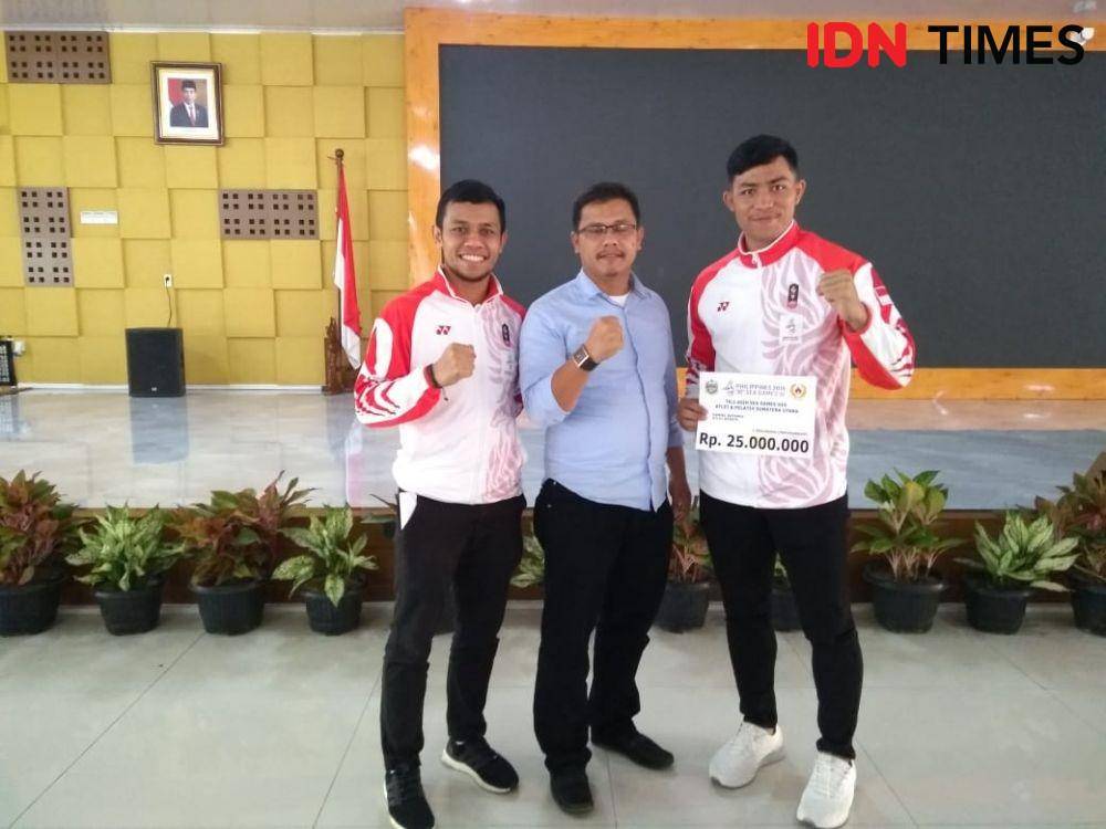 Donny Dharmawan bersama Ketua KONI Tobasa Donna dan Daniel (IDN Times/Hasudungan)