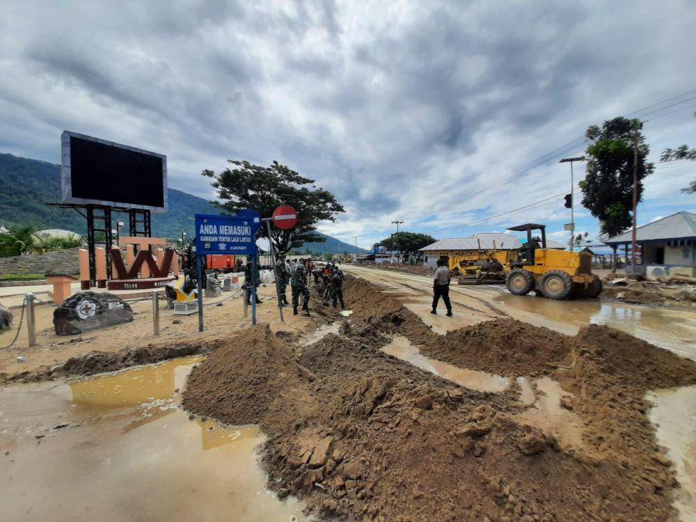 Komponen dari TNI, Polri, OPD dan masyarakat melakukan pembersihan drainase dan jalan pascabanjir di sekitar Taman Kota Masasoya Topai sampai Pelabuhan Wasior, Wasior, Kabupaten Teluk Wondama, Papua Barat, Jumat (27/12).