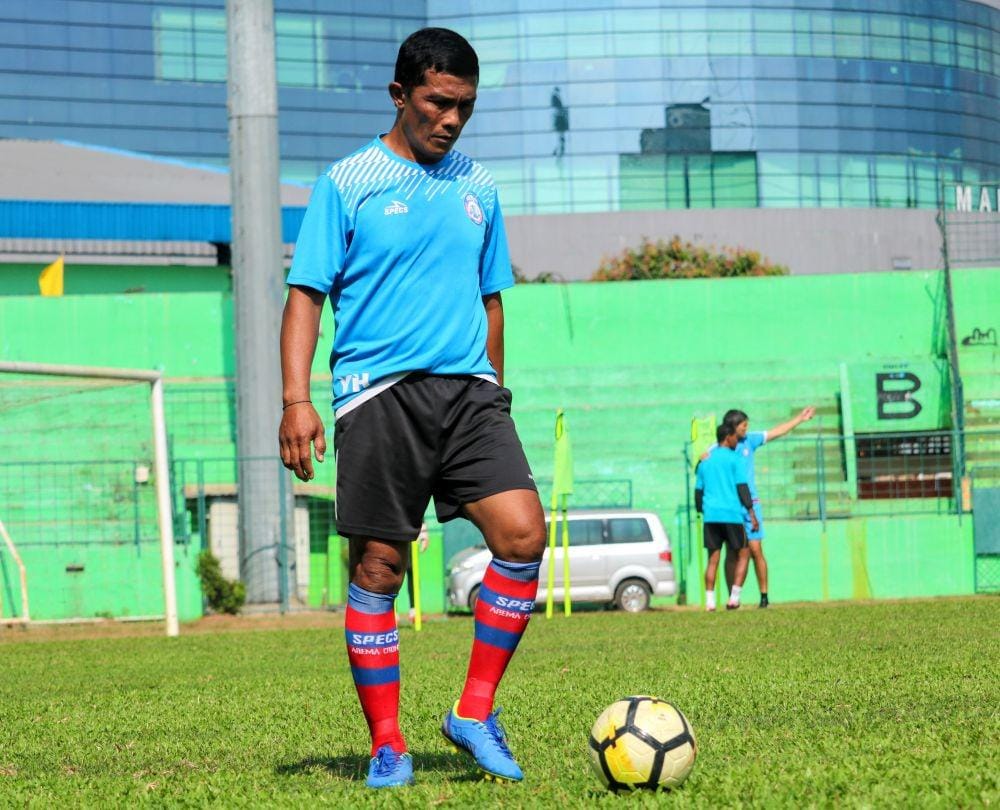 Pelatih kiper Arema FC, Yanuar Hermansyah dipastikan tak bersama Arema FC lagi musim depan. IDN Times/ Alfi Ramadana