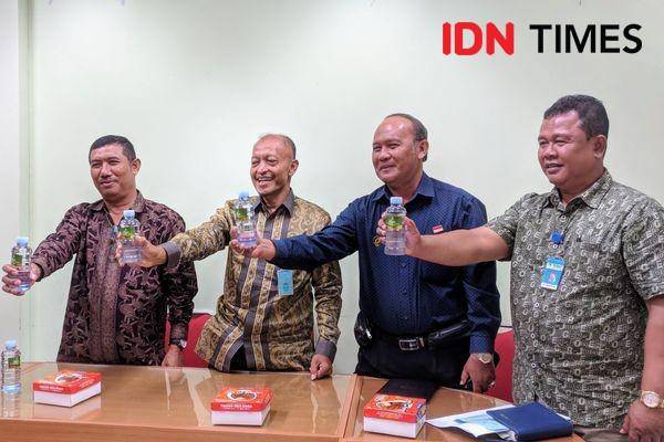 Jajaran direksi PDAM Tirtamarta memamerkan air minum kemasan produksinya. IDN Times/Rijalu Ahimsa