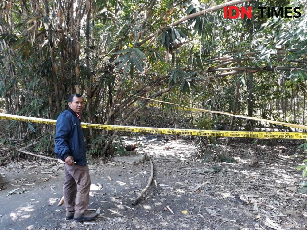 Lokasi septic tank tempat ditemukannya Ayu Selisa di Dusun Karangjati, Bangunjiwo, Kasihan, Bantul masih dipasang garis polisi. IDN Times/Daruwaskita