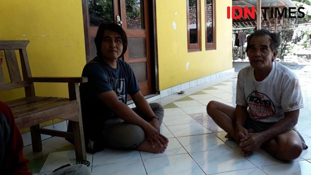 Waluyo (kanan) ayah almarhum Edi Susanto terduga pembunuh istrinya Ayu Shelisa (IDN Times/Daruwaskita)