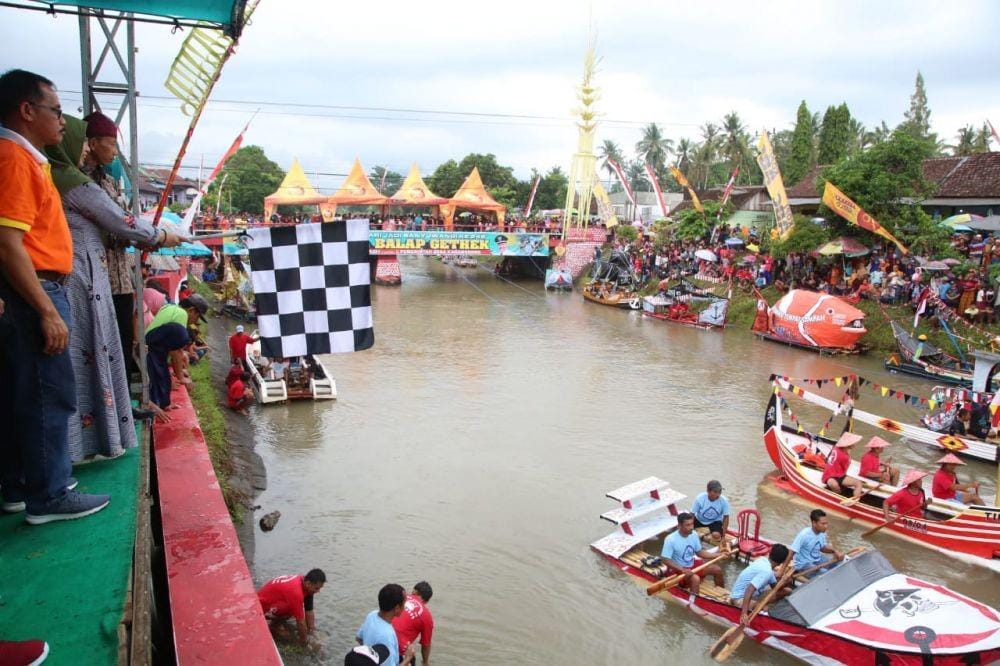 Lomba balap gethek di sungai, jaga kerukunan antar warga. IDN Times/Istimewa