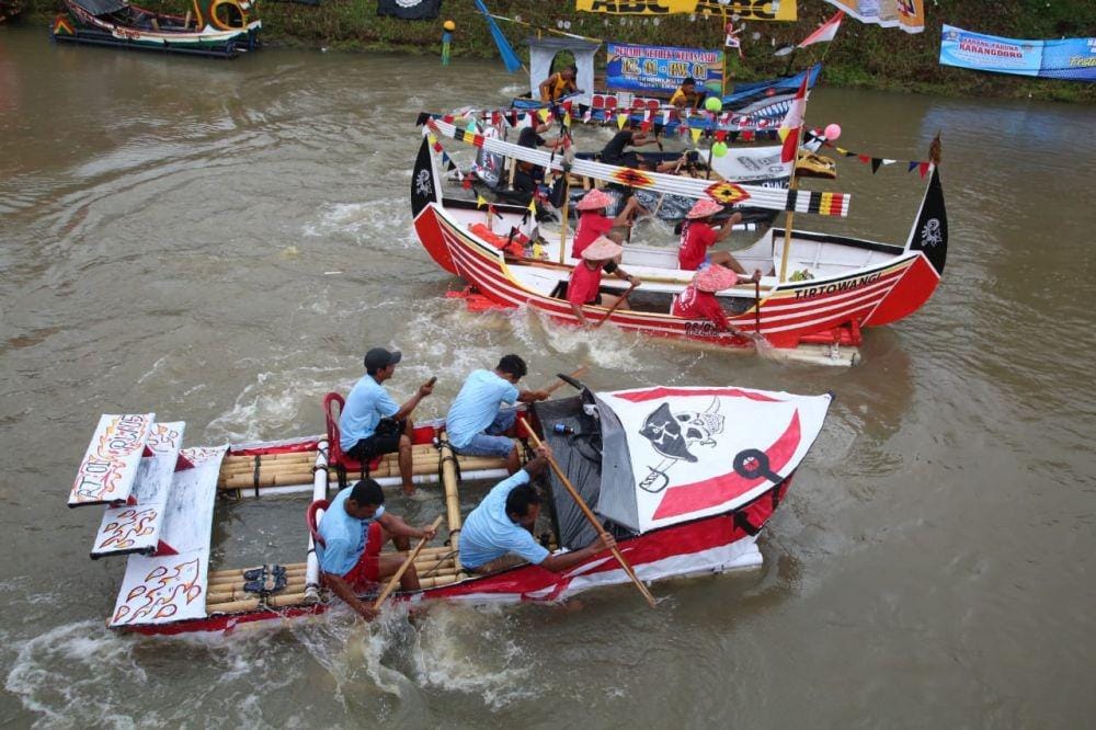 Lomba balap gethek di sungai, jaga kerukunan antar warga. IDN Times/Istimewa