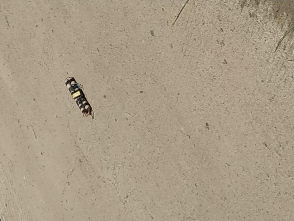 Petugas jajaran Polres Barru mengamankan lokasi sekitar temuan benda mencurigakan di tengah jalan setapak sekitar Pasar Takkalasi, Kecamatan Balusu (IDN Times/Istimewa)