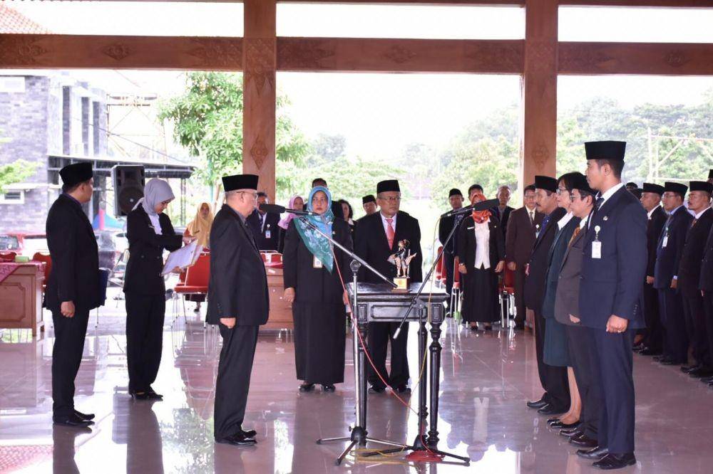 Bupati Bantul Suharsono lantik pejabat struktural dan fungsional di lingkungan Pemkab Bantul. IDN Times/Humas Pemkab Bantul