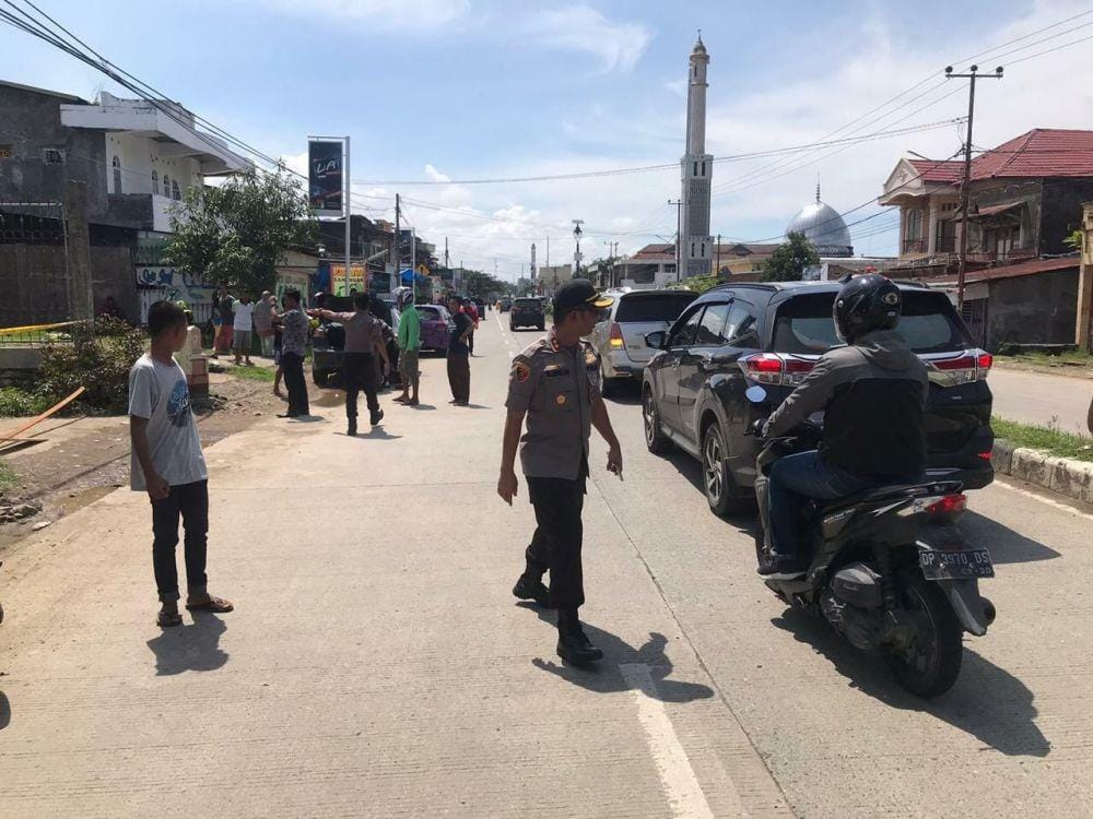 Petugas jajaran Polres Barru mengamankan lokasi sekitar temuan benda mencurigakan di tengah jalan setapak sekitar Pasar Takkalasi, Kecamatan Balusu, Jumat (27/12) / Istimewa
