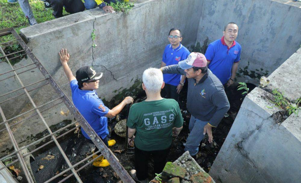 Walikota Malang, Sutiaji (bertopi hitam) saat peluncuran Gerakan Angkat Sampah dan Sedimen (GASS), Jumat (27/12/2019). Dok/ Humas Pemkot Malang