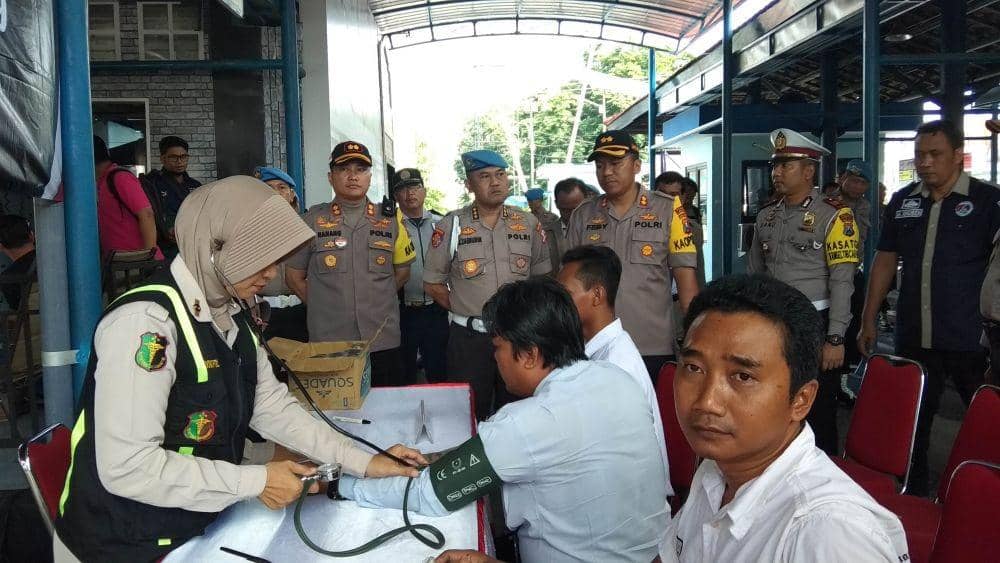 Sejumlah sopir bus menjalani tes urine. IDN Times/Imron