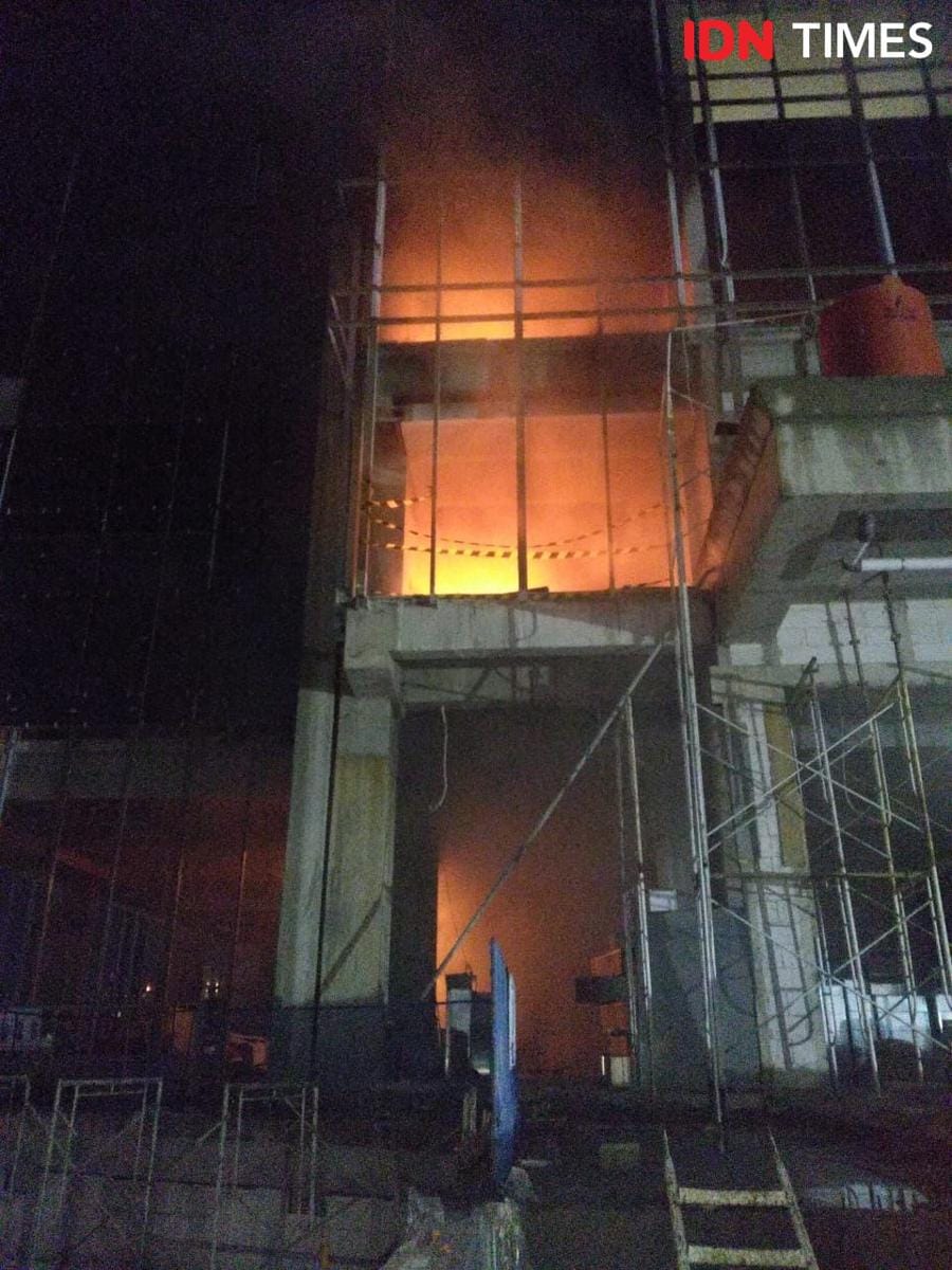 Api membakar 5 lantai Hotel Tentrem Gajahmada Semarang. Istimewa