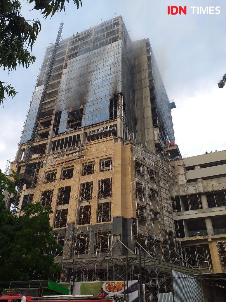 Kobaran api terlihat di lantai 8 Hotel Tentrem Semarang. Istimewa