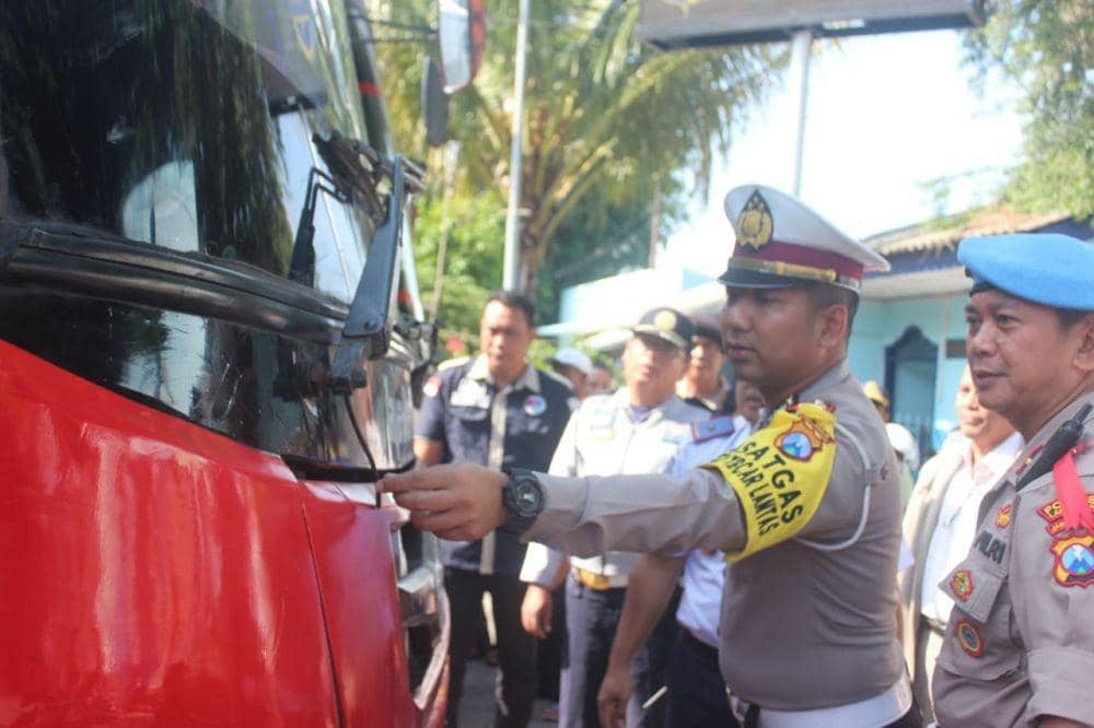Petugas kepolisian Polres Lamongan memeriksa bus. IDN Times/Imron