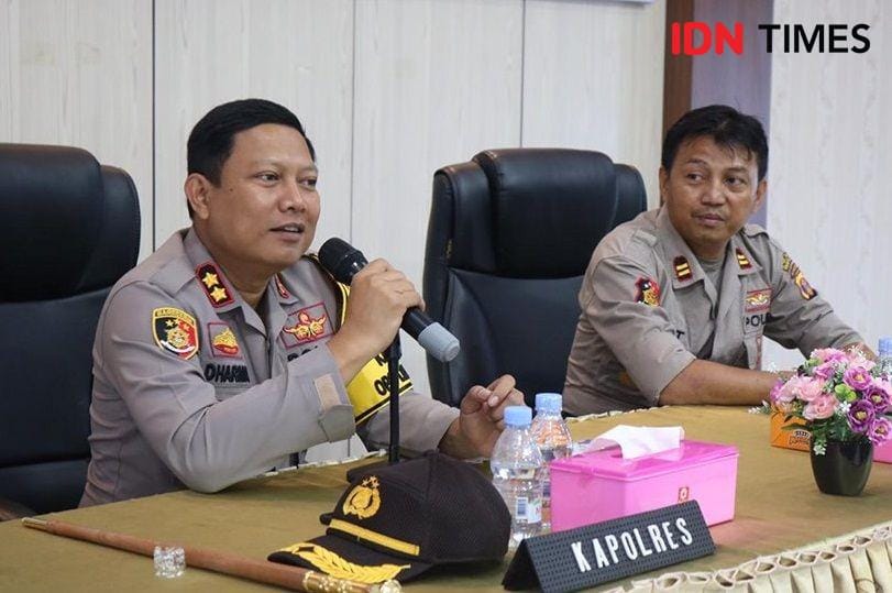 Kapolres PPU AKBP M Dharma Nugraha didampingi Kapolsek Penajam, Iptu Simon Tammu ketika memberikan arahan kepada peserta keguatan tatap muka dan silahturahmi (IDN Times/ Ervan Masbanjar)