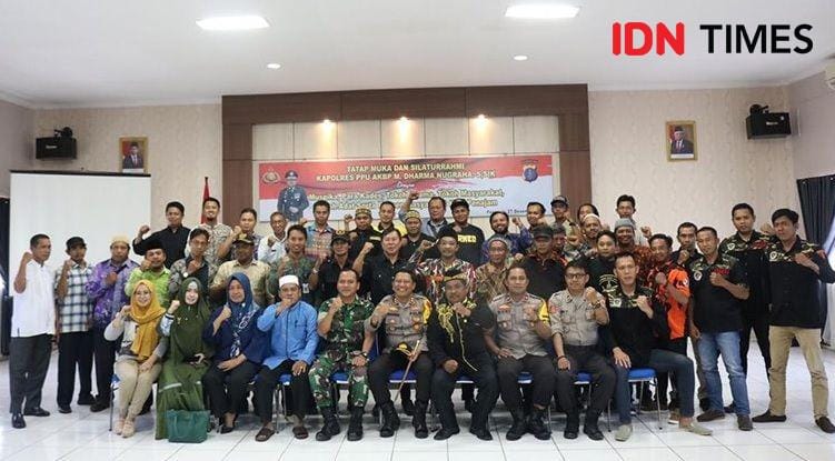 Kapolres PPU,  AKBP M Dharma Nugraha (tengah) berfoto bersama dengan Muspika, tokoh masyarakat dan Ormas daerah usai menggelar tatap muka dan silahturahmi (IDN Times/ Ervan Masbanjar)