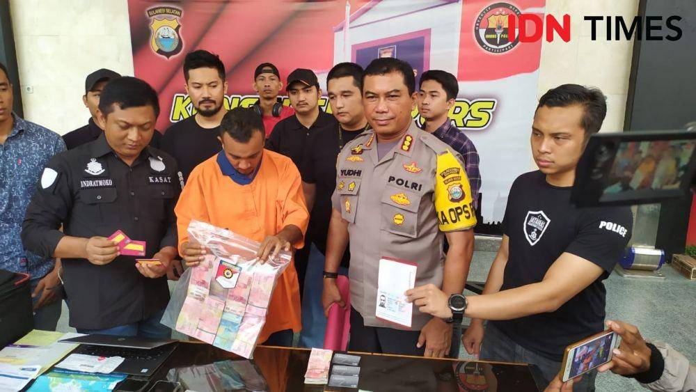 WNA Malaysia pelaku skimming ATM di Makassar dalam ekspos di Mako Polrestabes Makassar, Jumat (27/12) / Sahrul Ramadan