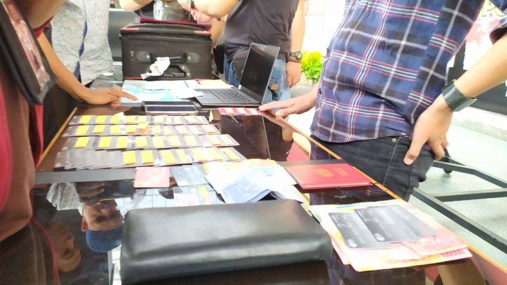 Barang bukti dari WNA Malaysia pelaku skimming ATM di Makassar / Sahrul Ramadan