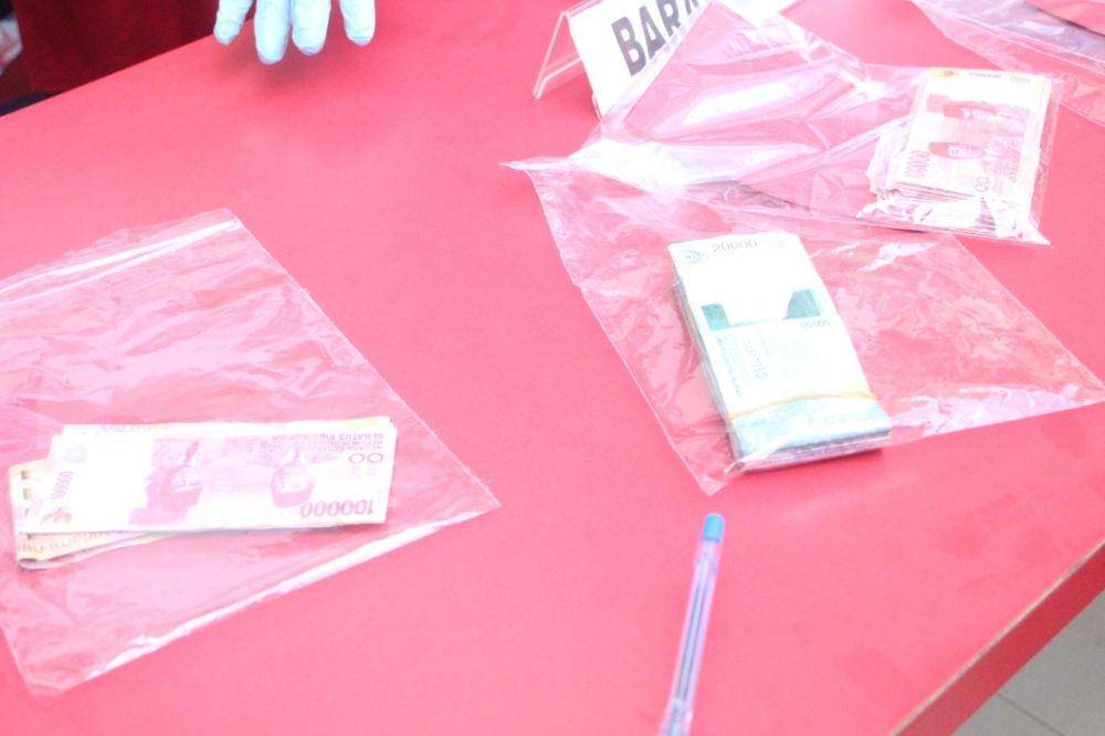 Barang bukti uang palsu dalam ekspos di Mako Polres Gowa, Jumat (27/12) / Istimewa