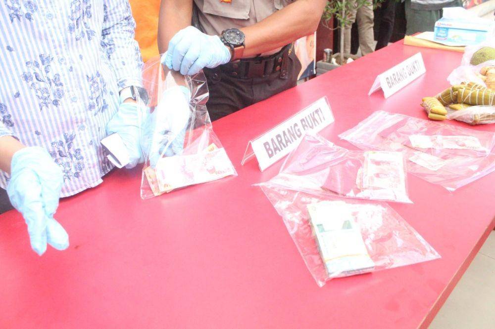 Barang bukti uang palsu dalam ekspos di Mako Polres Gowa, Jumat (27/12) / Istimewa