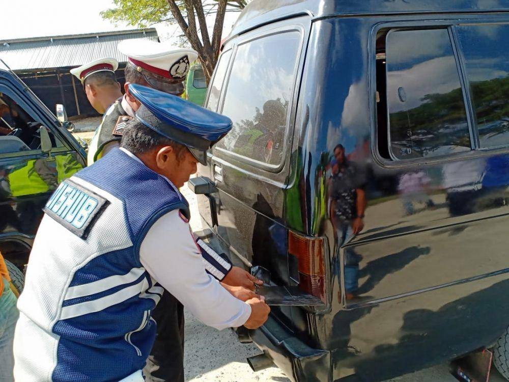 Petugas menindak kendaraan yang tidak sesuai aturan di Terminal Kota Peureulak, Kabupaten Aceh Timur (IDN Times/Dit Lantas Polda Aceh).