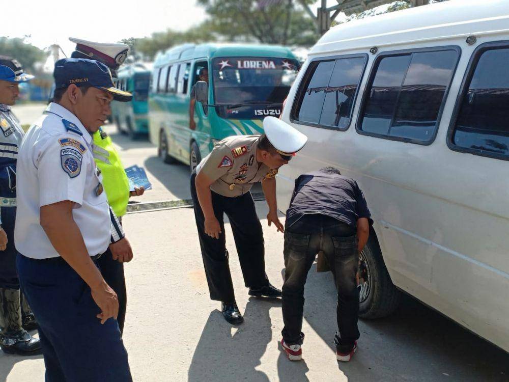 Sidak kendaraan angkutan umum di Terminal Kota Peureulak, Kabupaten Aceh Timur (IDN Times/Ditlantas Polda Aceh)