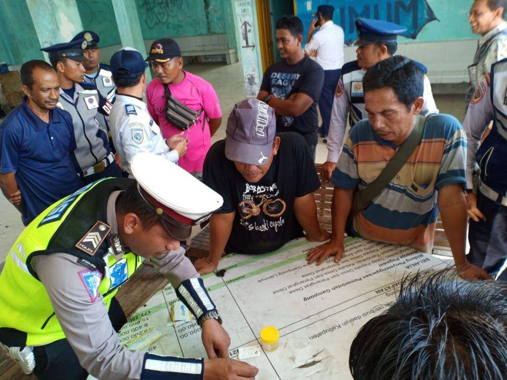 Sejumlah sopir saat melakukan tes urine di Terminal Kota Peureulak, Kabupaten Aceh Timur (IDN Times/Dit Lantas Polda Aceh)