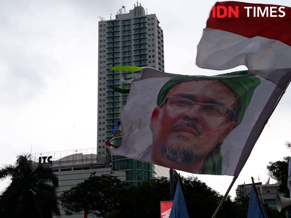 Bendera Bergambar Rizieq Shihab saat Aksi Bela Muslim Uighur (IDN Times/Fitang Budhi Adhitia)