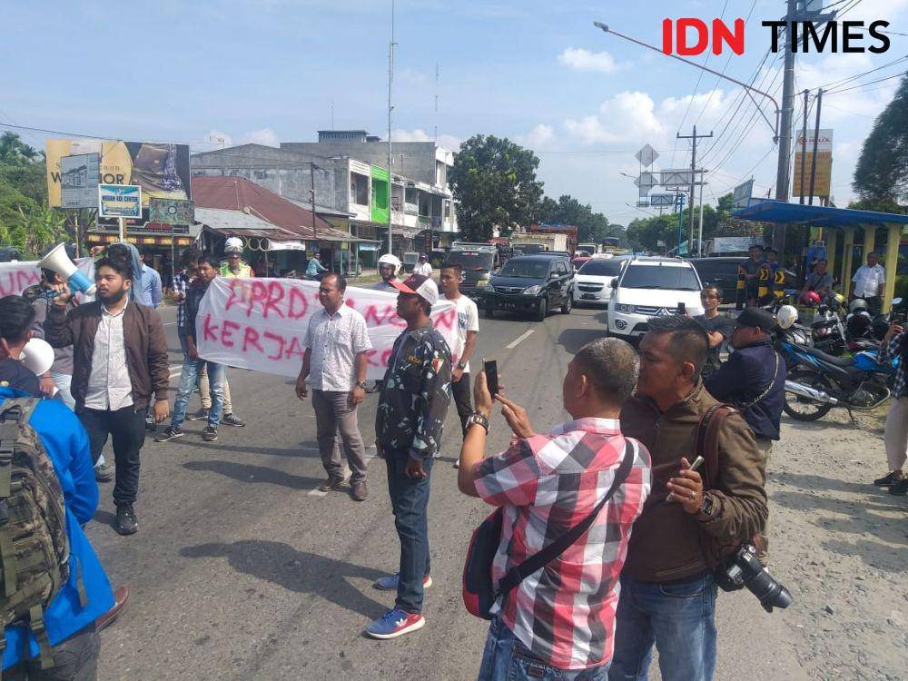 Mahasiswa demo terbengkalainya pembangunan Kantor DPRD Binjai (IDN Times/Bambang Suhandoko)