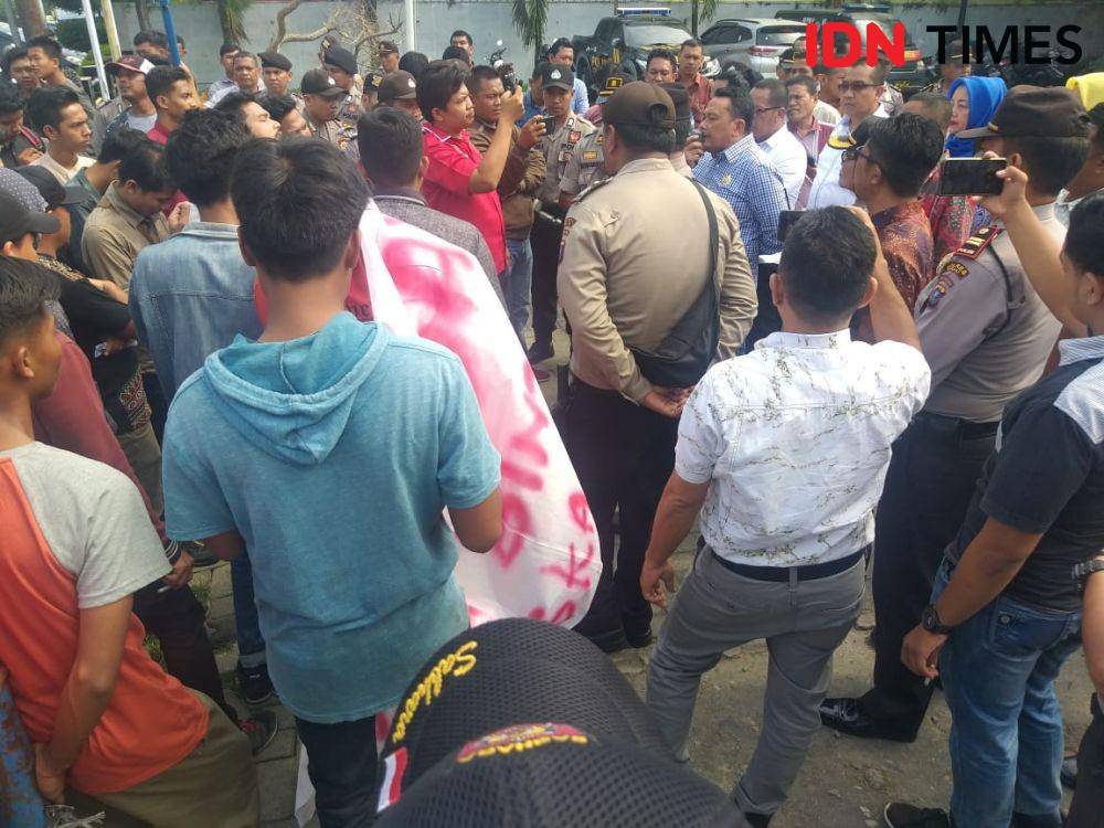 Mahasiswa demo terbengkalainya pembangunan Kantor DPRD Binjai (IDN Times/Bambang Suhandoko)
