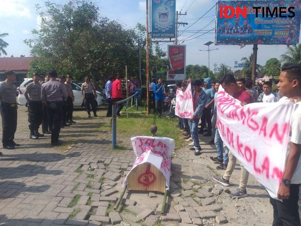 Mahasiswa demo terbengkalainya pembangunan Kantor DPRD Binjai (IDN Times/Bambang Suhandoko)