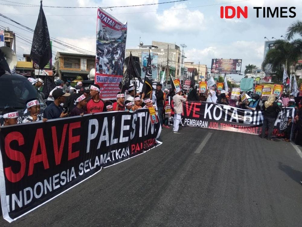 Aksi solidaritas untuk muslim Uighur di Binjai (IDN Times/Bambang Suhandoko)