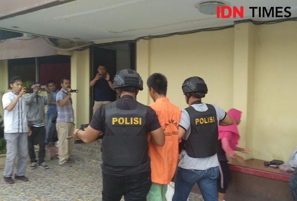 Pelaku pembunuhan temannya digiring polisi (IDN Times/Fadli Syahputra)