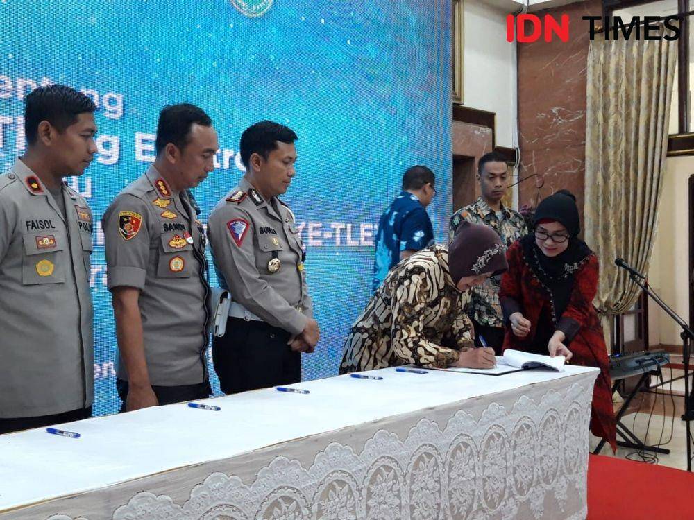 Penandatanganan nota kesepemahaman E-TLE Surabaya, Jumat (27/12). IDN Times/Fitria Madia
