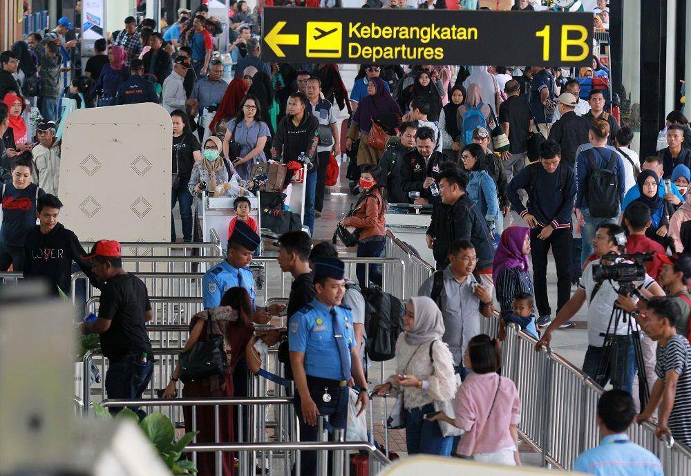 (Ribuan calon penumpang antre masuk ke dalam Terminal 1 B Bandara Soekarno Hatta, Tangerang, Banten) ANTARA FOTO/Muhammad Iqbal