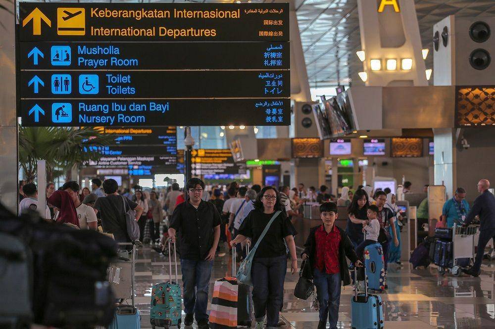 (Penumpang beraktivitas di Terminal 3 Bandara Soekarno Hatta, Tangerang, Banten) ANTARA FOTO/Fauzan
