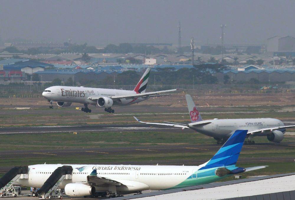 (Sebuat pesawat Emirates Airlines mendarat di Landasan Pacu atau Runway 3 setelah resmi dioperasikan pertama kalinya di Bandara Internasional Soekarno Hatta, Tangerang, Banten, Jumat (20/12/2019). ANTARA FOTO/Muhammad Iqbal