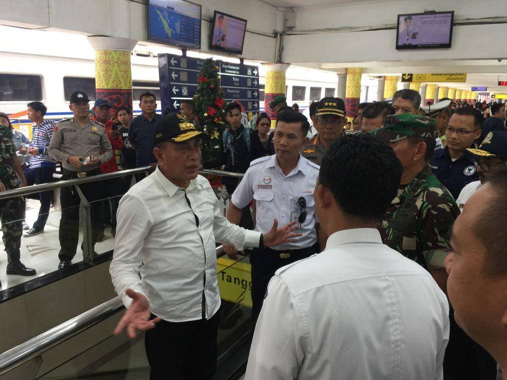 Gubernur Sumut Edy Rahmayadi berbincang dengan pihak Stasiun Besar KA Medan disela peninjauan, Sabtu (28/12) (IDN Times/Prayugo Utomo)