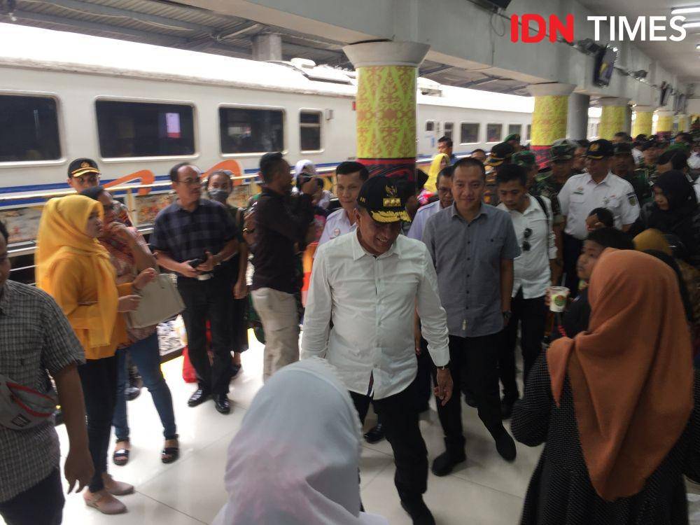 Gubernur Sumut Edy Rahmayadi menyapa penumpang disela peninjauan ke Stasiun Besar Kereta Api Medan, Sabtu (28/12) (IDN Times/Prayugo Utomo)