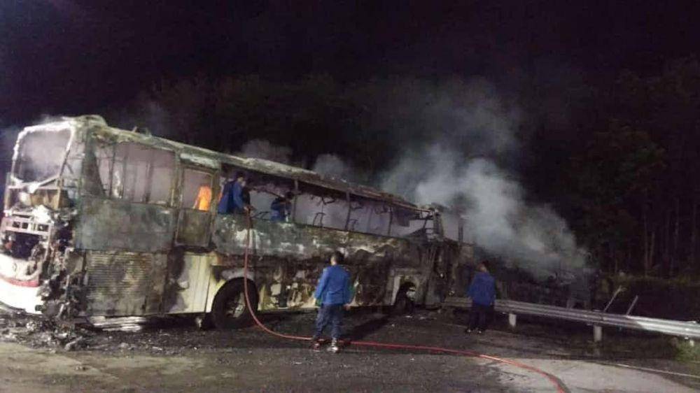 Pemadaman bus yang terbakar di dekat gerbang tol Kalikangkung Semarang, Sabtu (28/12). Dok Damkar Kota Semarang