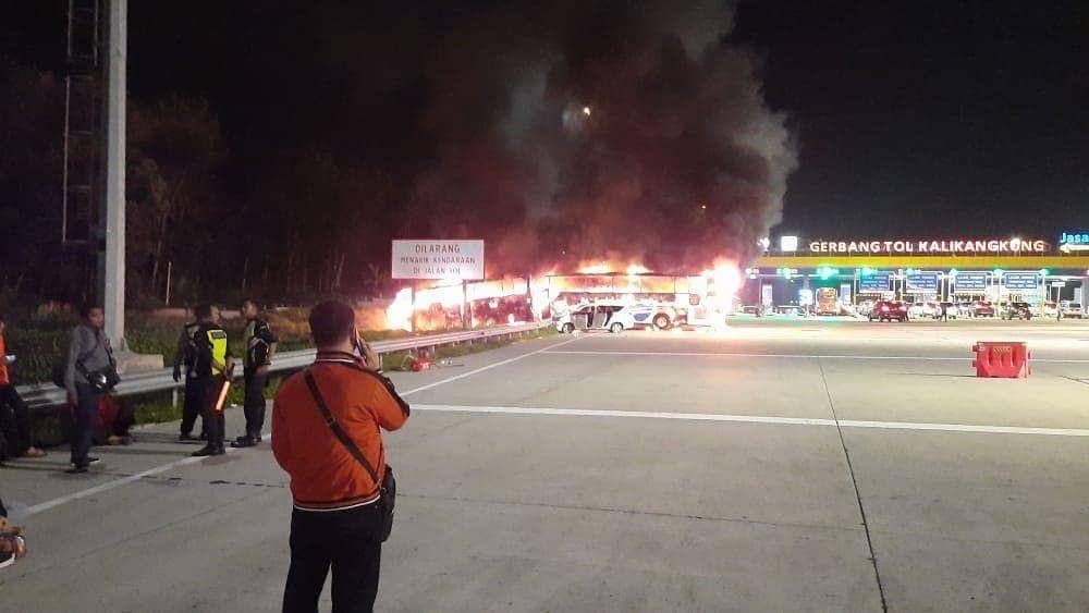 Bus terbakar di dekat gerbang tol Kalikangkung Semarang, Sabtu (28/12). Dok Damkar Kota Semarang