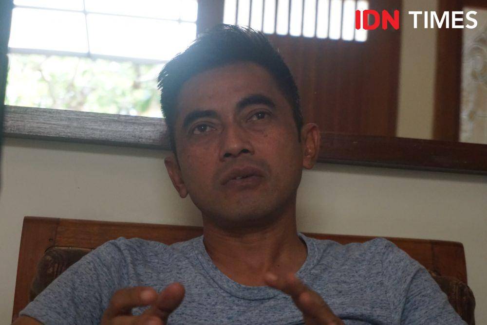 Pelatih PSS Sleman, Seto Nurdiyantara saat dijumpai di kediamannya, Depok, Sleman, Sabtu (27/12). (IDN Times/Tunggul Damarjati)