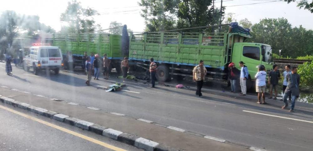 Mobil ambulan tiba di lokasi dan mengevakuasi kedua korban. IDN Times/Istimewa