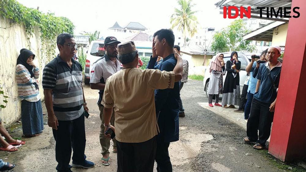 Keluarga korban histeris menyaksikan Ruslan Sani menjadi korban begal 2 perampok (IDN Times/Rangga Erfizal)