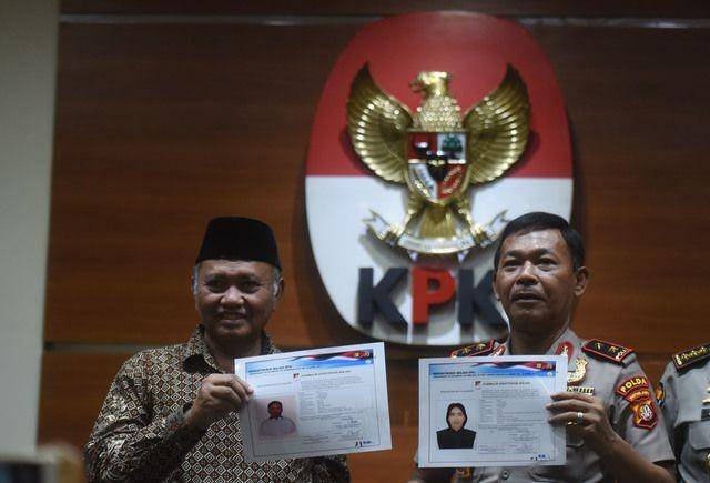 (Eks Ketua KPK Agus Rahardjo dan eks Kapolda Metro Jaya Idham Azis tunjukkan sketsa) ANTARA FOTO/Akbar Nugroho Gumay