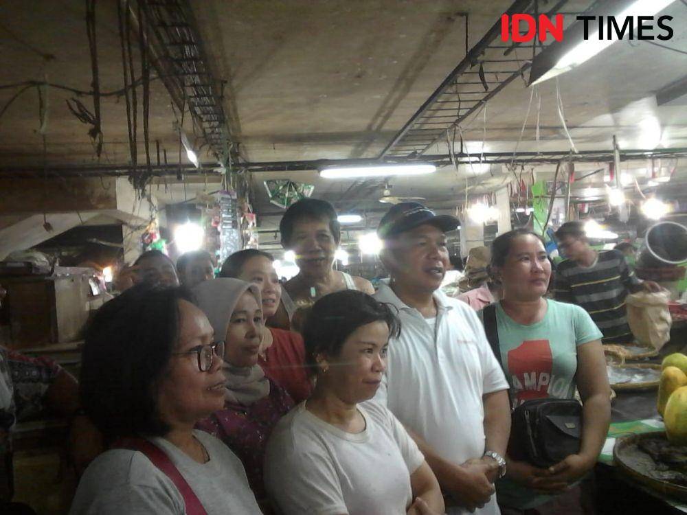Dirut PD Pasar Medan Rusdi Sinuraya saat meninjau pasar (IDN Times/Yurika Febrianti)