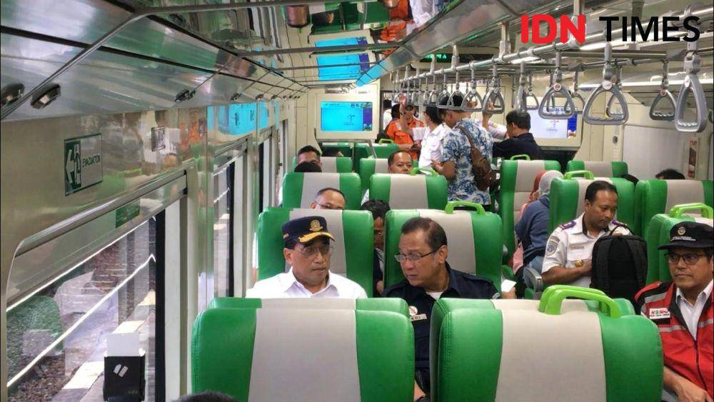 Menteri Perhubungan Budi Karya Sumadi menjajal KA Bandaara Adi Soemarmo. IDN Times/Larasati Rey