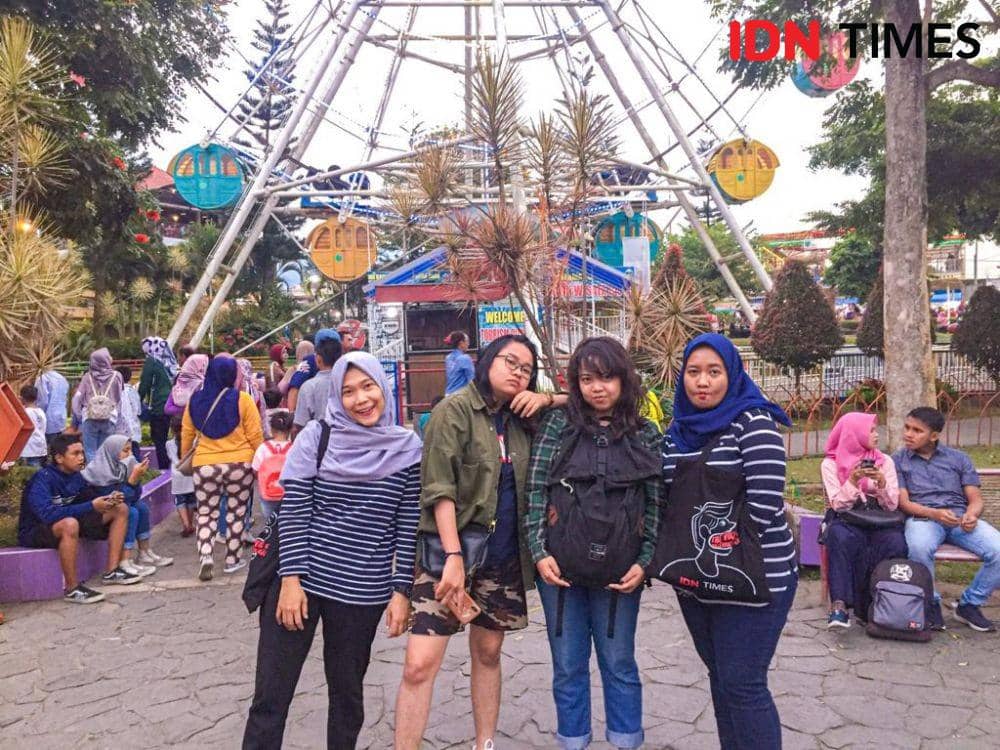 Suasana mengantre wahana di Alun-alun Batu. IDN Times/Fina Wahibatunnisa