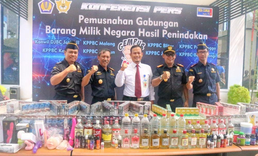 Sejumlah sex toys yang juga turut dimusnahkan oleh petugas DJBC Jatim II, Senin (30/12/2019). IDN Times/ Alfi Ramadana