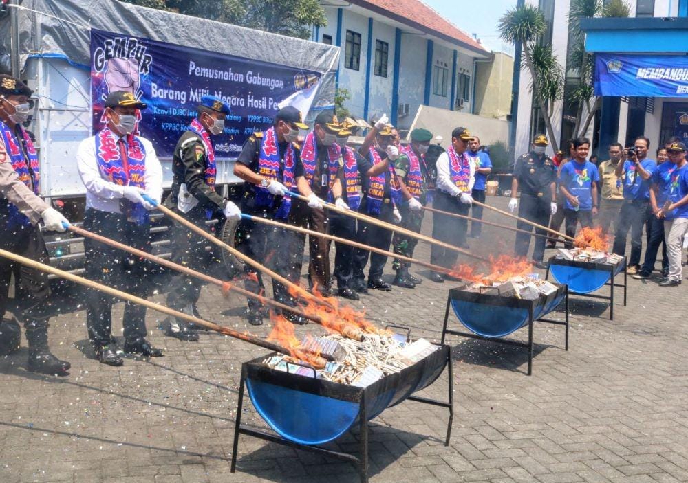 Ratusan ribu batang rokok ilegal dimusnahkan di depan kantor DJBC Jatim II, Senin (30/12/2019). IDN Times/ Alfi Ramadana